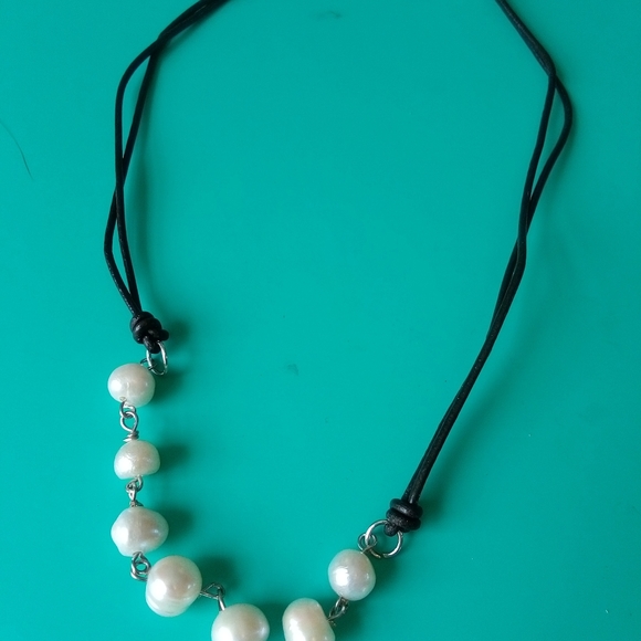 Pearl and leather choker length necklace. - Picture 3 of 3